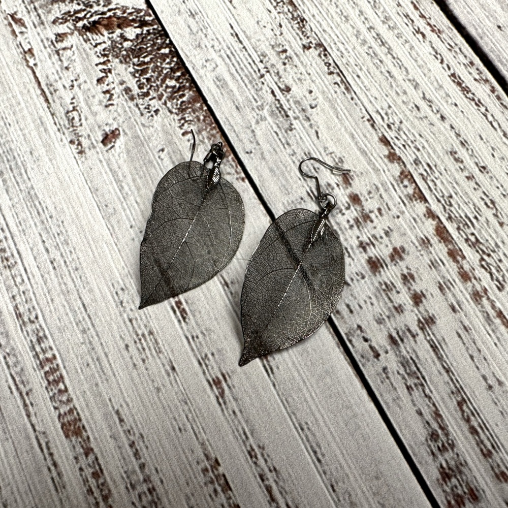 🌿 Elegant Black Mesh Leaf Earrings 🌿